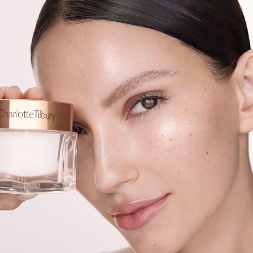 LE KIT DE SOIN CHARLOTTE : 4 ÉTAPES MAGIQUES ET SCIENTIFIQUES POUR EXFOLIER, HYDRATER ET ILLUMINER LA PEAU